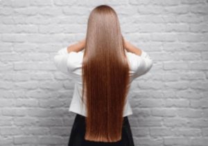 mujer joven con el pelo alisado